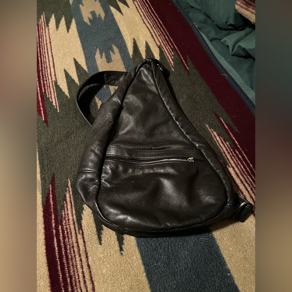 Ameribag black leather purse. All weight distributed so weight not on back